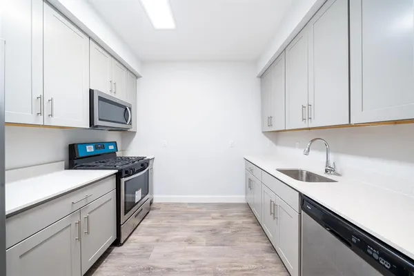 $2,700 | 305 West Side Avenue, Unit 204, Jersey City, NJ 07305