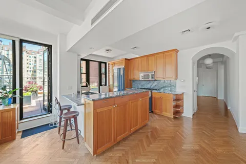 $2,600,000 | 177 East 77th Street, Unit PHC | Upper East Side