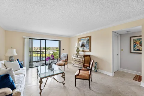 $215,000 | 7076 Huntington Lane, Unit 502, Delray Beach, FL 33446