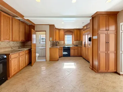 $1,098,000 | 3731 Maple Avenue | Seagate