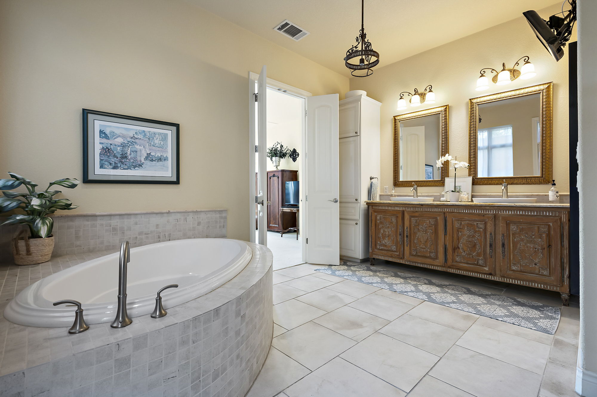 1607 The High Road Austin, TX 78746 - Photo 19 of 28 a bathroom with a tub a sink and mirror