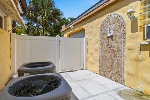 $2,400,000 | 145 Northeast Spanish Court, Boca Raton, FL 33432
