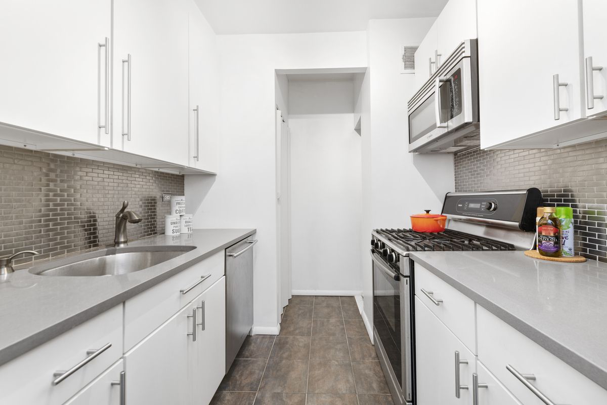 344 West 23rd Street, Unit 3B Manhattan, NY 10011 - Photo 4 of 9