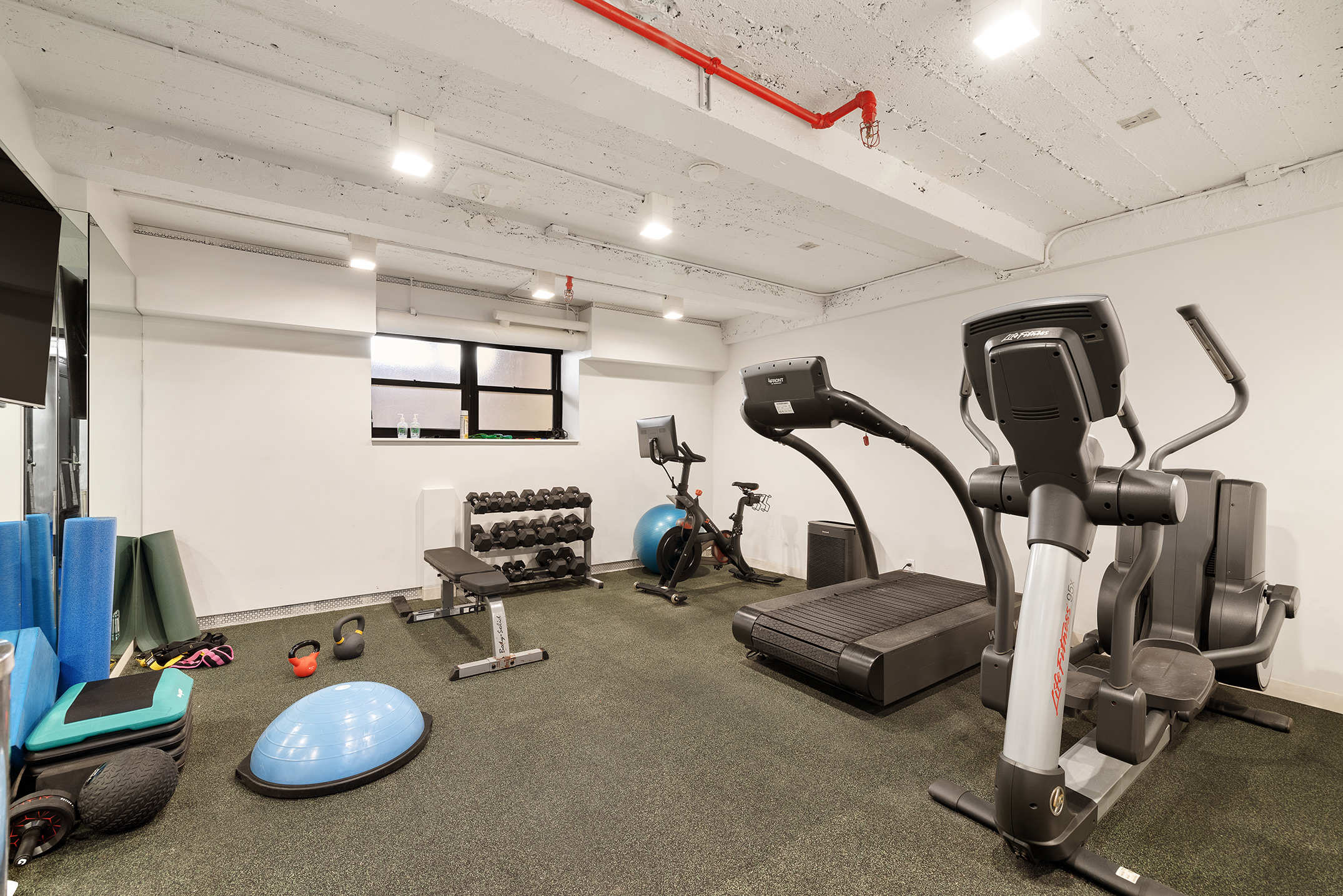 169 East 78th Street, Unit 5D Manhattan, NY 10075 - Photo 10 of 15 a room with gym equipment
