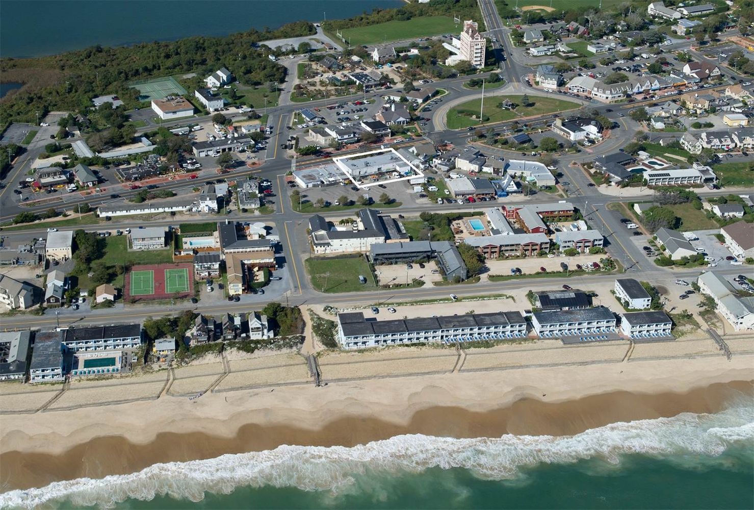 a view of a parking area