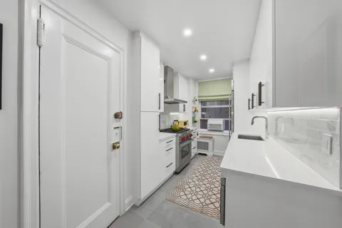 $2,699,000 | 50 East 72nd Street, Unit 10B | Lenox Hill