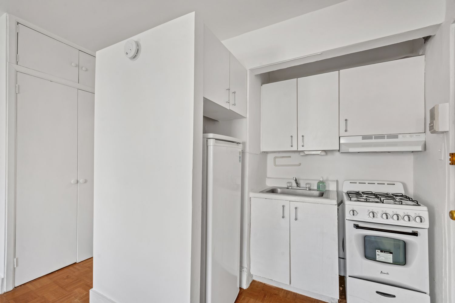 48 Livingston Street, Unit 3F Brooklyn, NY 11201 - Photo 7 of 11 a kitchen with appliances a sink and cabinets