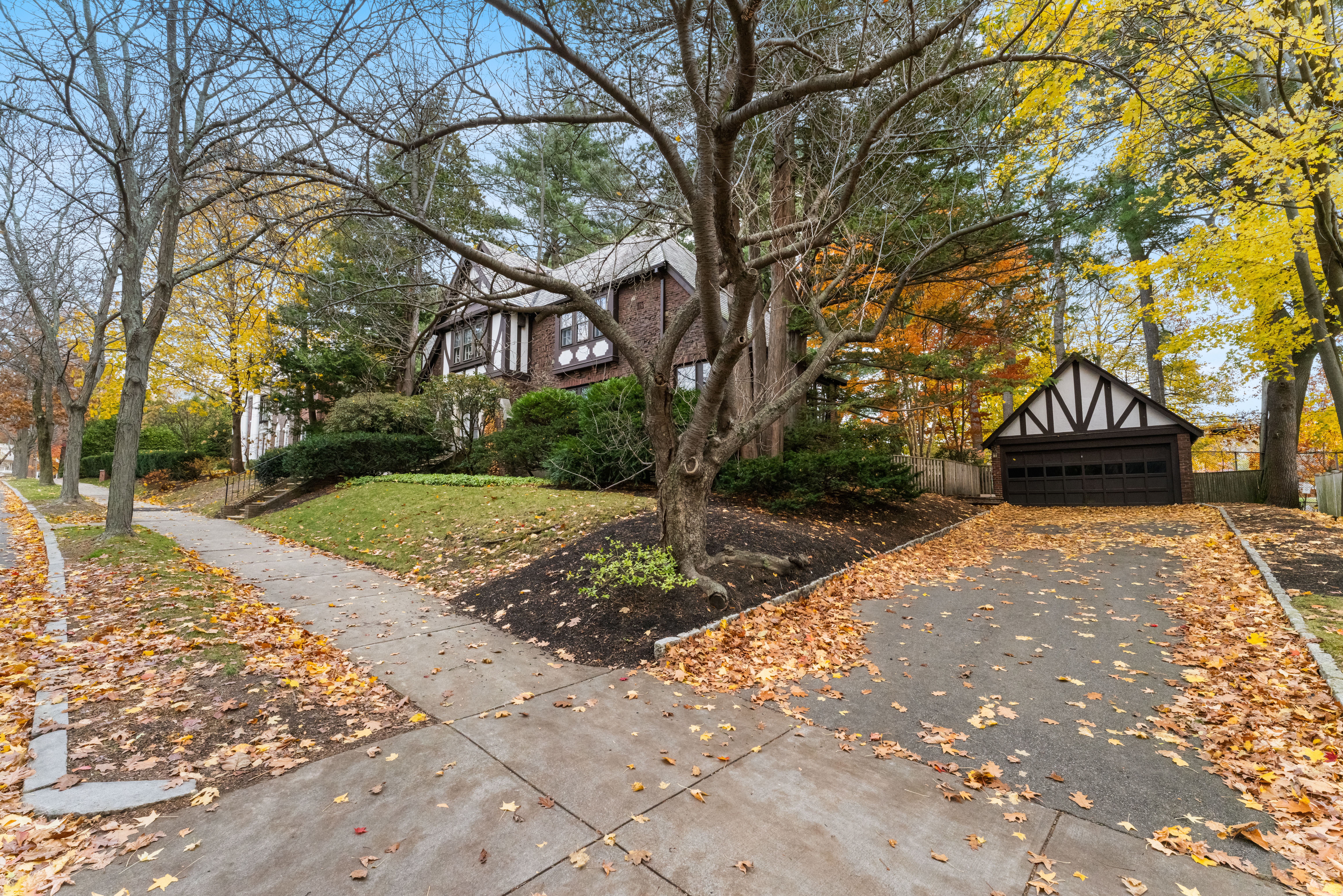 302 Dean Road Brookline, MA 02445 - Photo 4 of 20