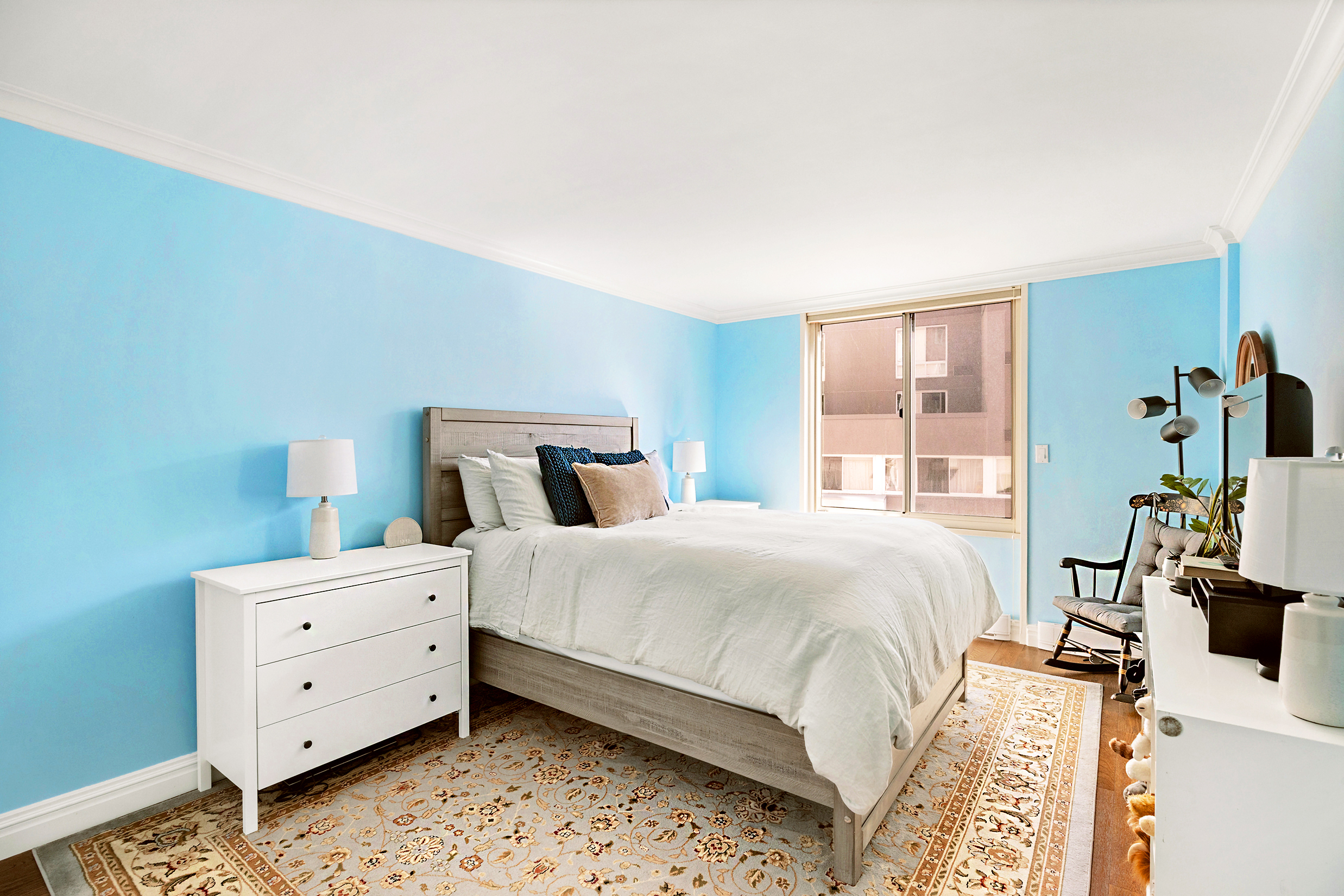 555 Main Street, Unit 1115 Manhattan, NY 10044 - Photo 4 of 9 a bedroom with a bed and a dresser