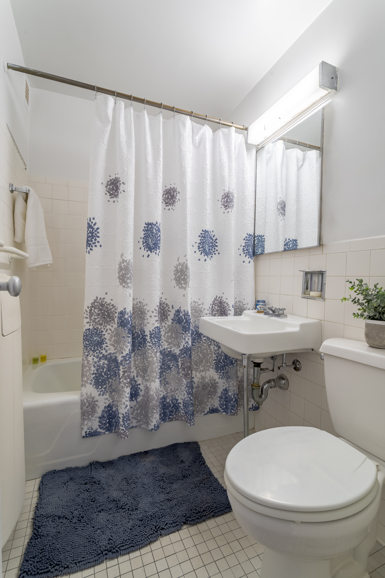 180 West End Avenue, Unit 5H Manhattan, NY 10023 - Photo 13 of 18 a bathroom with a sink a toilet and a bathtub