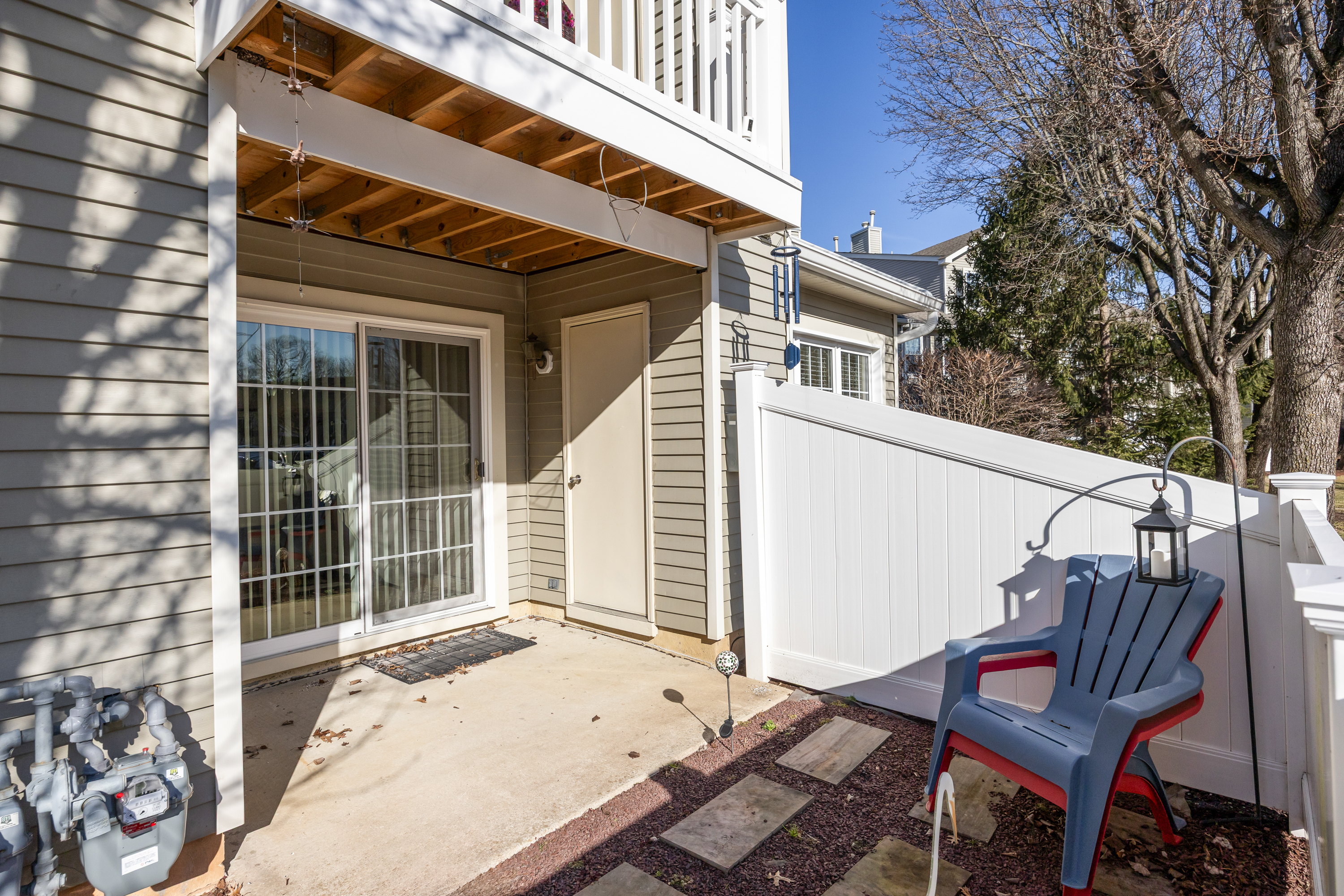 1007 A Yarmouth Lane Mount Laurel, NJ 08054 - Photo 26 of 27 a view of a patio with a table and chairs and wooden fence