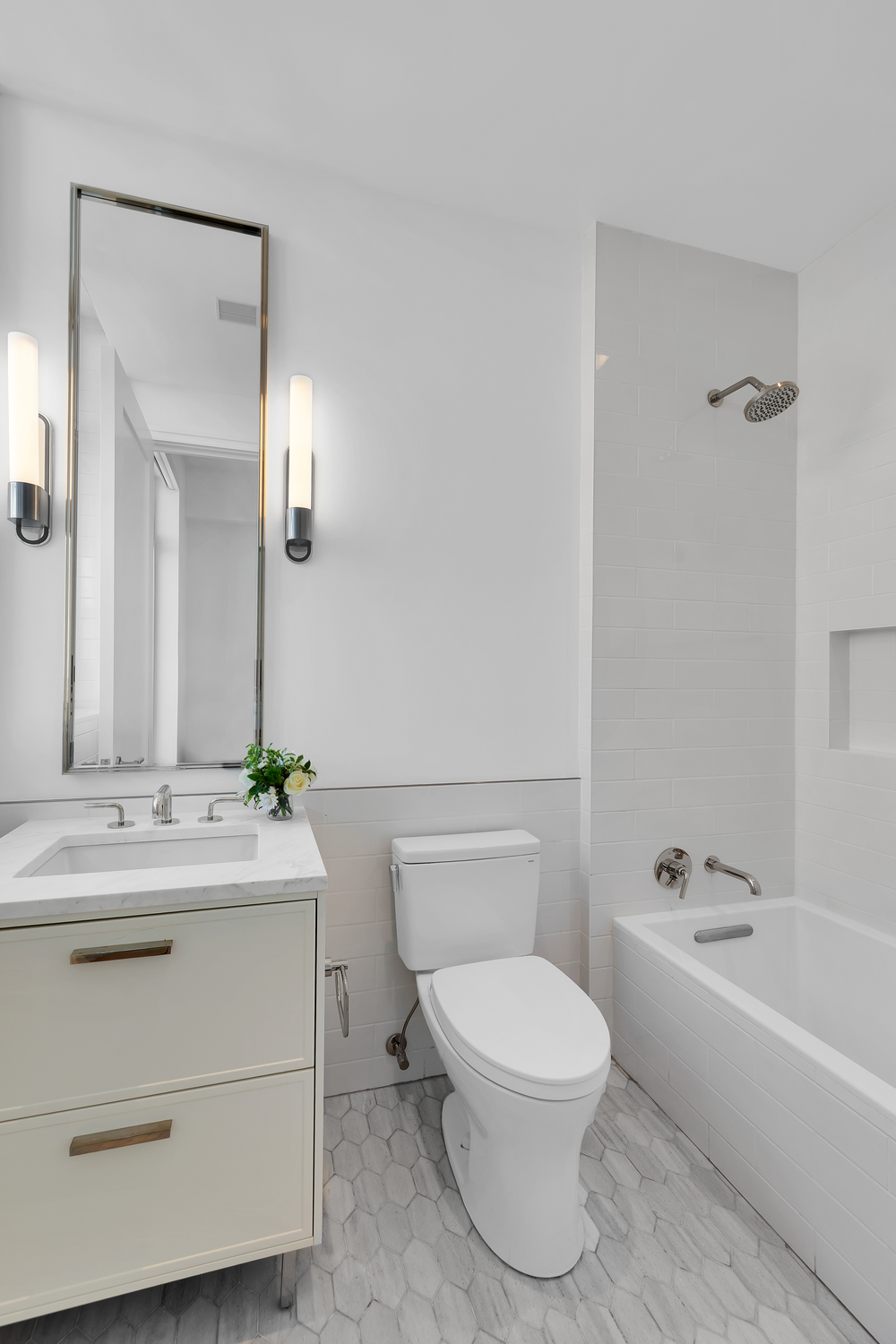 200 East 83rd Street, Unit 29B Manhattan, NY 10028 - Photo 10 of 20 a bathroom with a toilet a sink and a bathtub