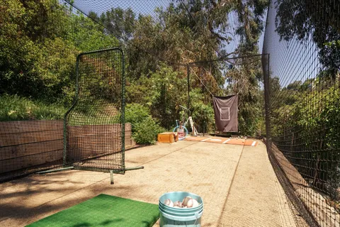 $1,549,000 | 8421 Kirkwood Drive, Los Angeles, CA 90046