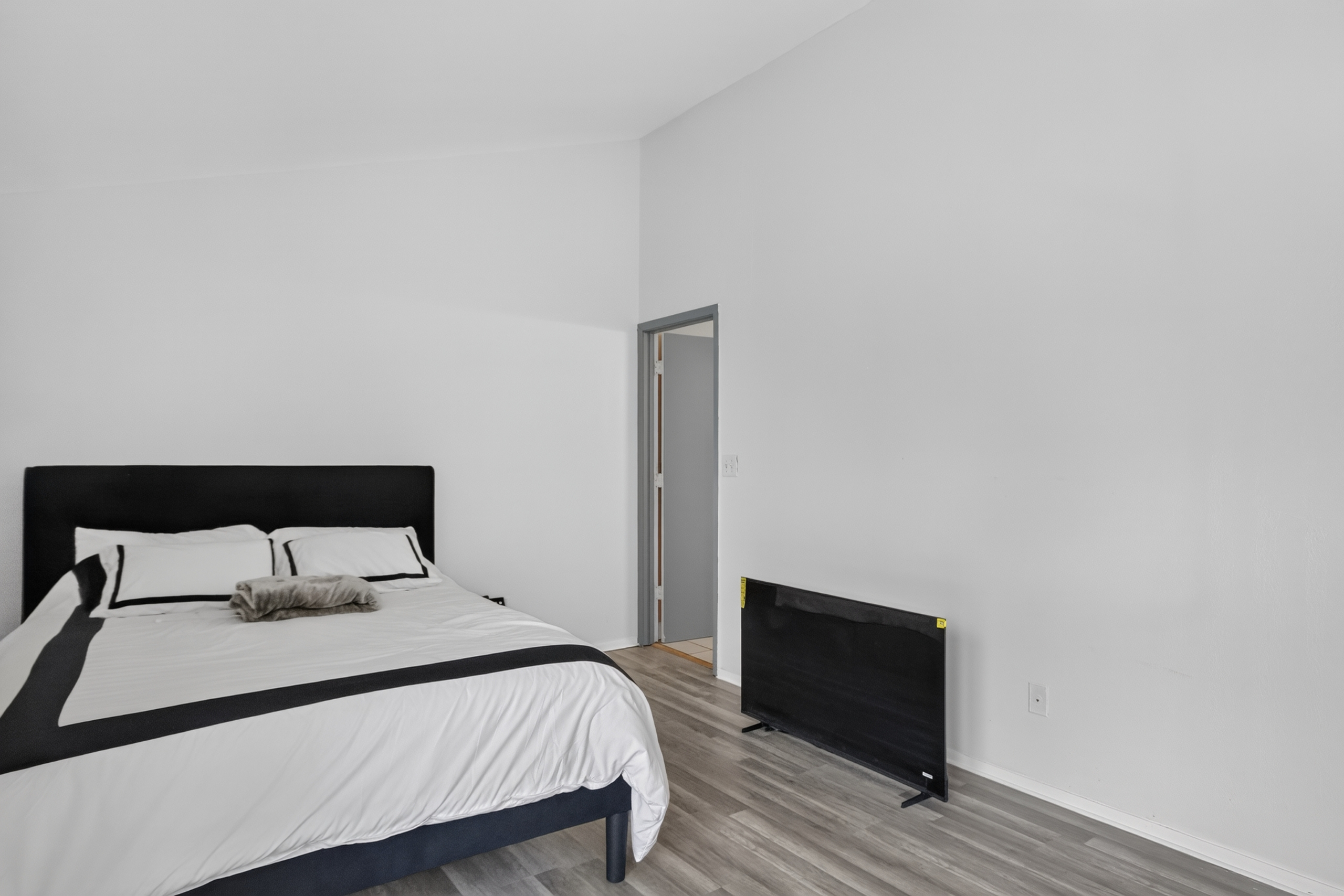 6991 West Glenbrook Road, Unit 2 Milwaukee, WI 53223 - Photo 16 of 30 Gallery Image 16