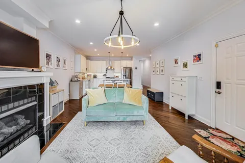 $715,000 | 2510 West Iowa Street, Unit 1, Chicago, IL 60622