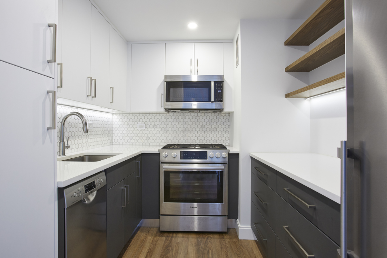 333 Pearl Street, Unit 26M Manhattan, NY 10038 - Photo 4 of 15 a kitchen with a sink stove and microwave