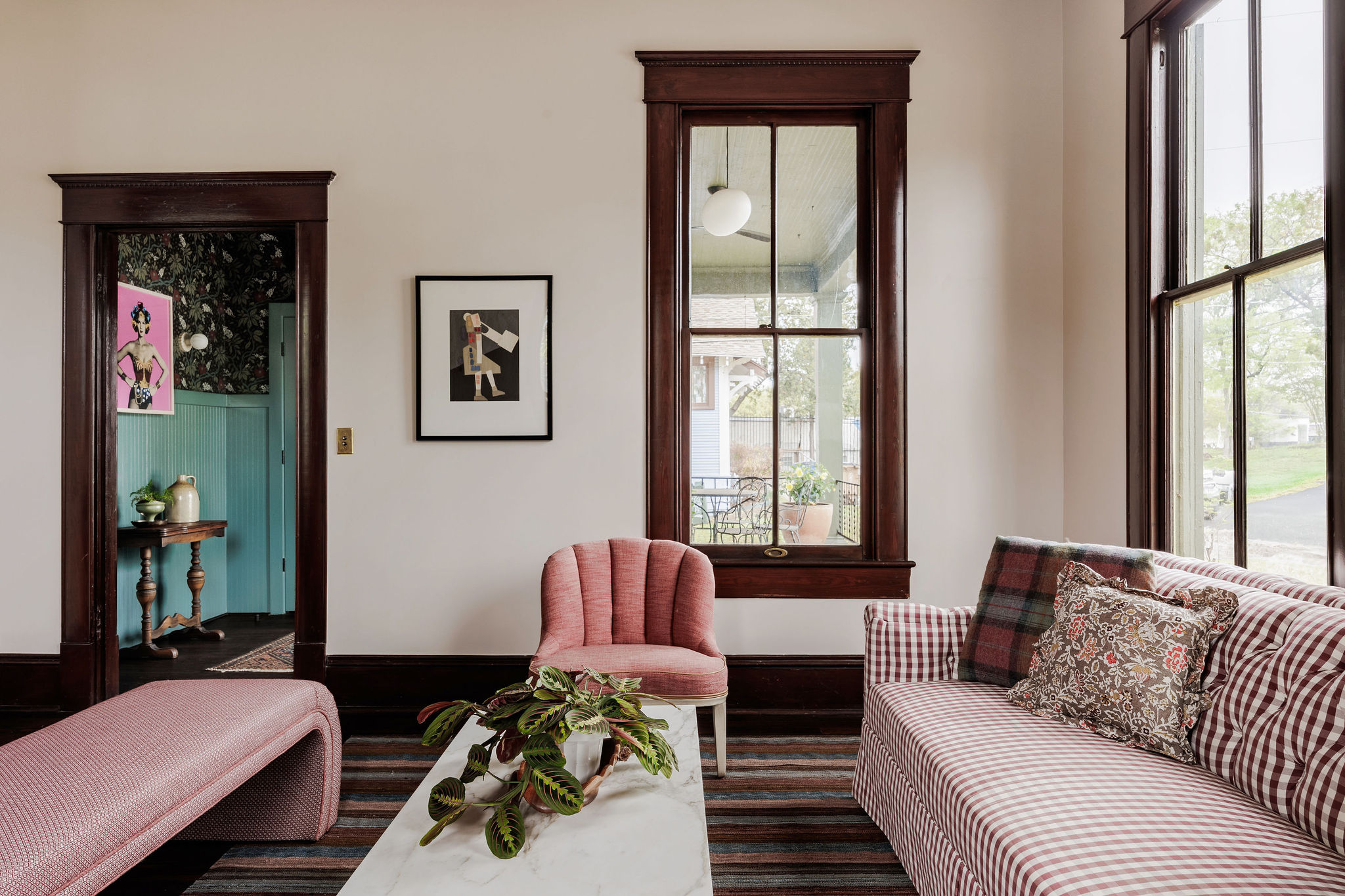 606 West 35th Street Austin, TX 78705 - Photo 7 of 37 a living room with furniture and a window