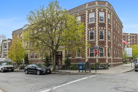 $889,000 | 32 James Street, Unit 4, Brookline, MA 02446