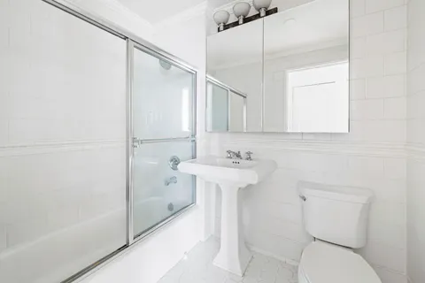 $2,495,000 | 404 East 76th Street, Unit 8A | Lenox Hill