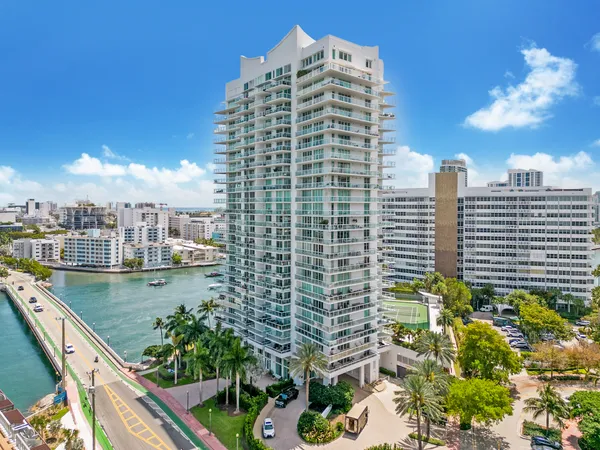 $3,900,000 | 10 Venetian Way, Unit 804, Miami Beach, FL 33139