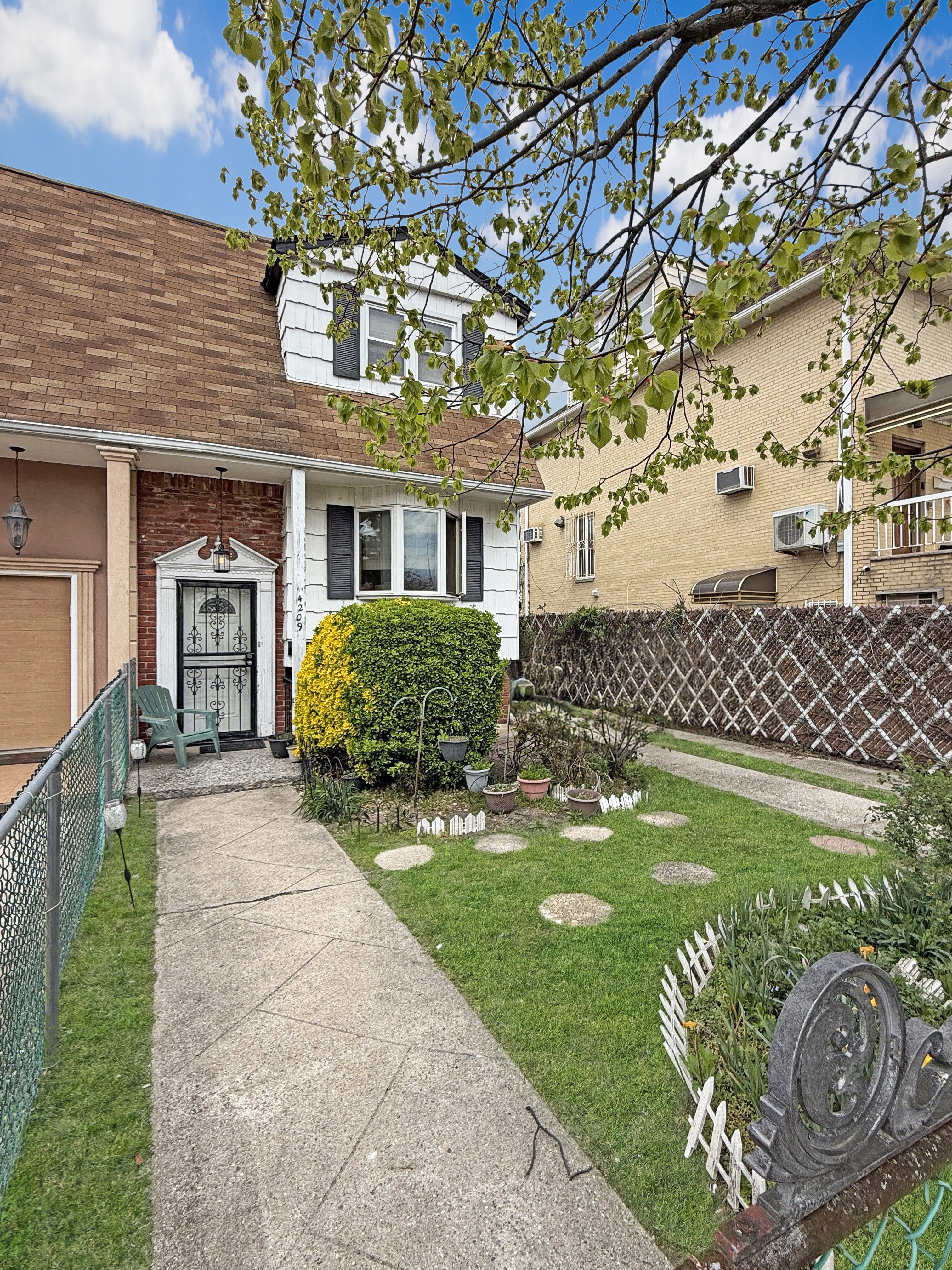 4209 Nautilus Avenue Brooklyn, NY 11224 - Photo 5 of 18 Gallery Image 5