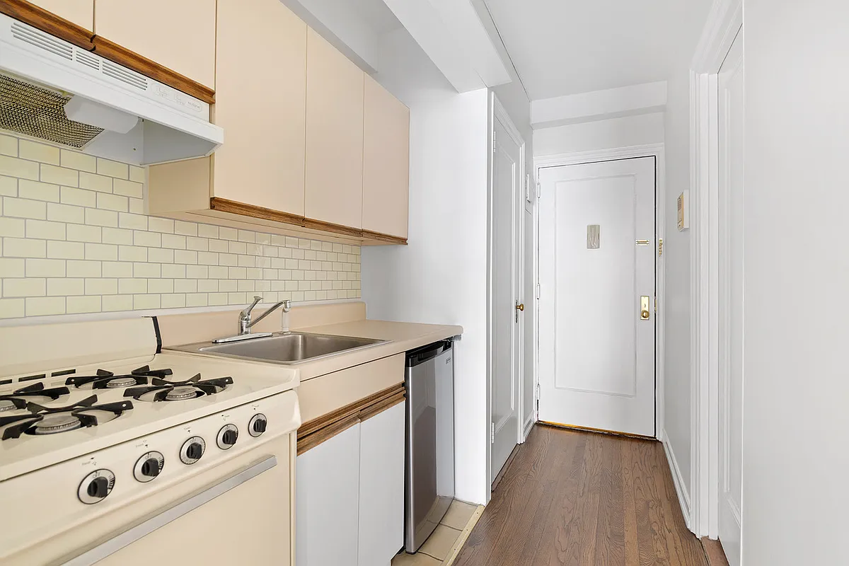 433 West 34th Street, Unit 2M Manhattan, NY 10001 - Photo 3 of 6