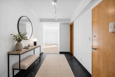 $1,400,000 | 166 East 63rd Street, Unit 18B | Lenox Hill