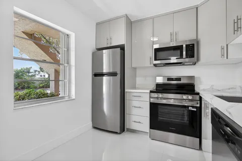 $225,000 | 5561 Lakeside Drive, Unit 107, Margate, FL 33063