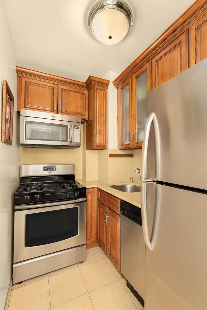 $575,000 | 200 East 36th Street, Unit 2C | Murray Hill