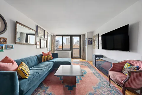 $995,000 | 515 East 72nd Street, Unit 11N | Lenox Hill