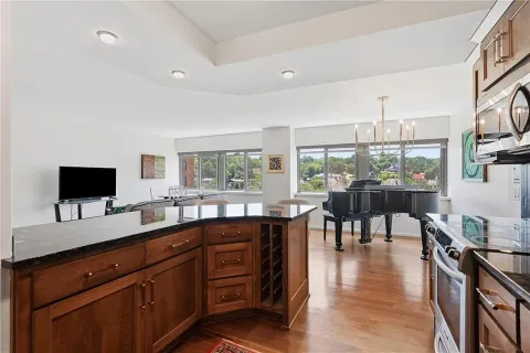 $235,000 | 803 West 48th Street, Unit 605, Kansas City, MO 64112