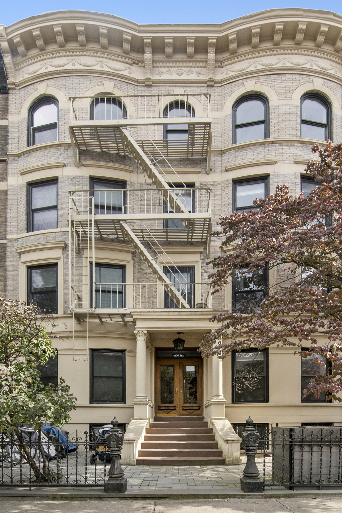 211 8th Avenue, Unit 3B Brooklyn, NY 11215 - Photo 3 of 13 a view of a large building