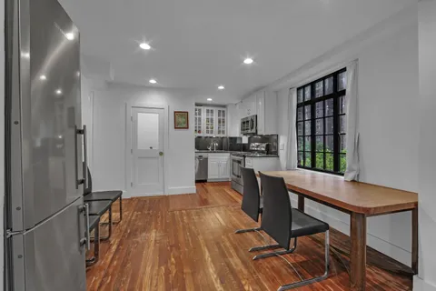 $520,000 | 320 East 42nd Street, Unit 918 | Murray Hill