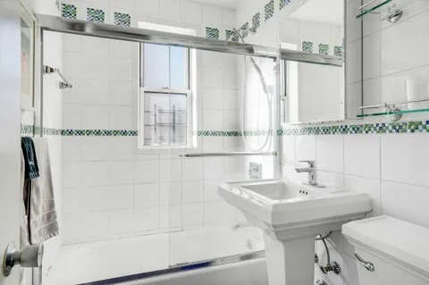 $850,000 | 201 East 37th Street, Unit 11D | Murray Hill