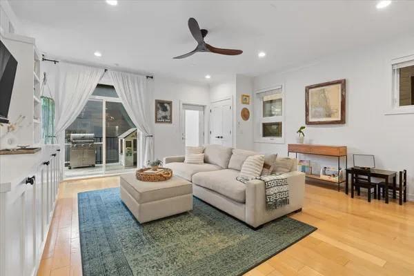 $1,040,000 | 1513 West Walton Street, Unit 1, Chicago, IL 60642