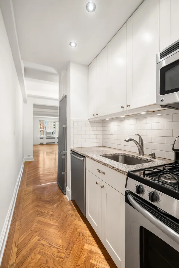 $795,000 | 50 Park Avenue, Unit 15H | Murray Hill