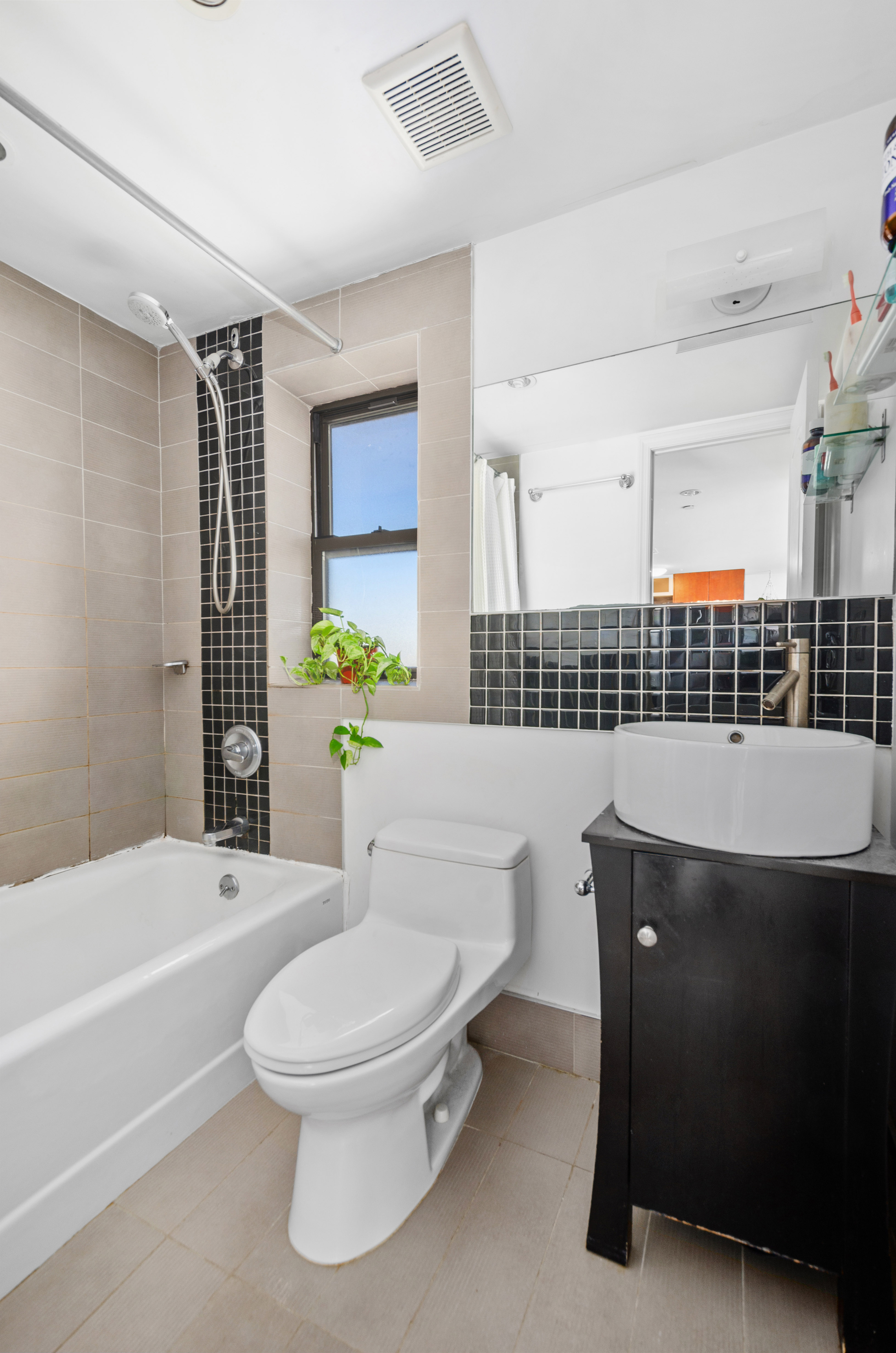 84 Eagle Street, Unit 2D Brooklyn, NY 11222 - Photo 7 of 10 a bathroom with a toilet a sink and bathtub