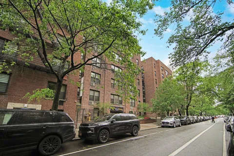 $300,000 | 330 East 70th Street, Unit 4G | Lenox Hill