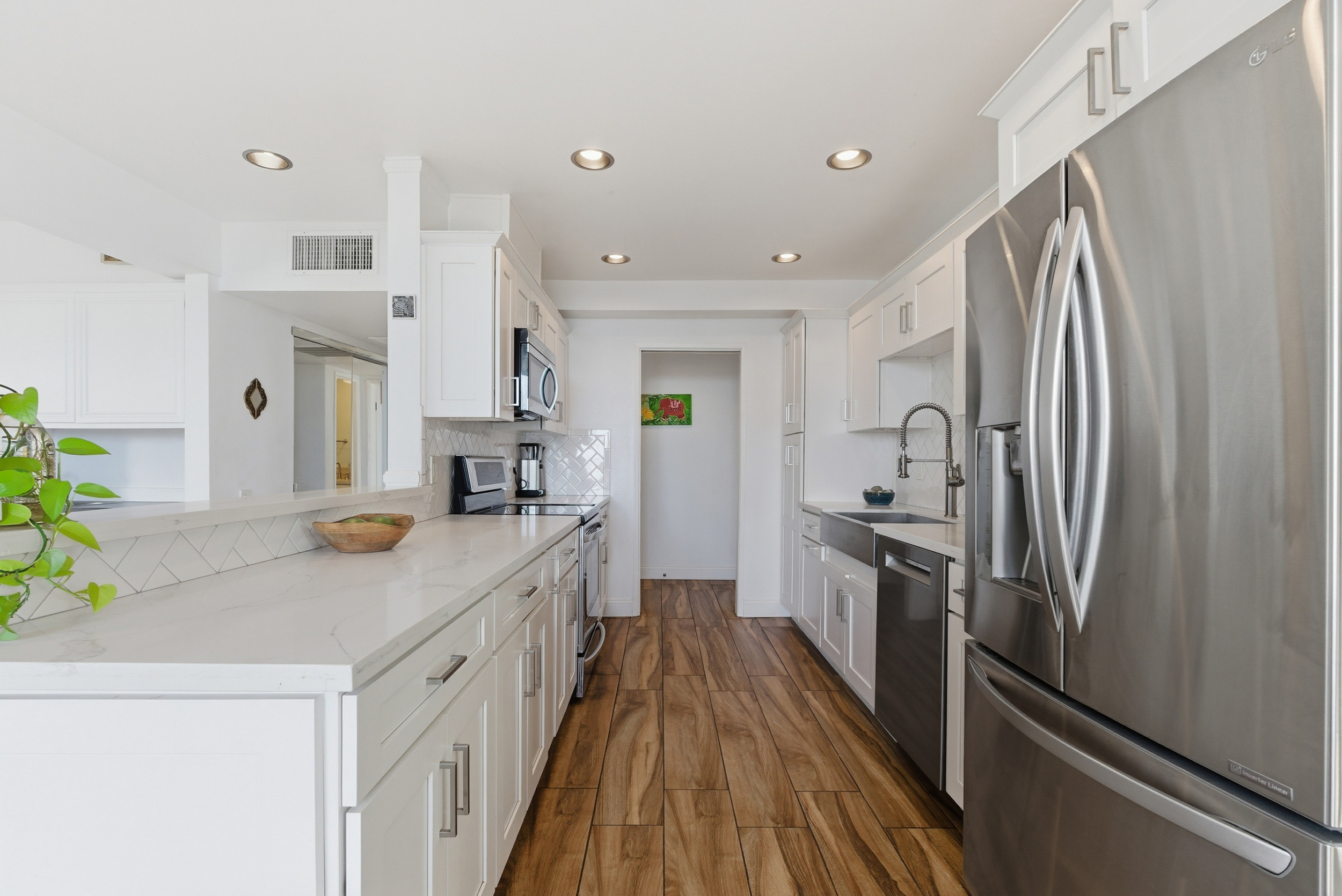 2385 Roscomare Road, Unit E17 Los Angeles, CA 90077 - Photo 5 of 23