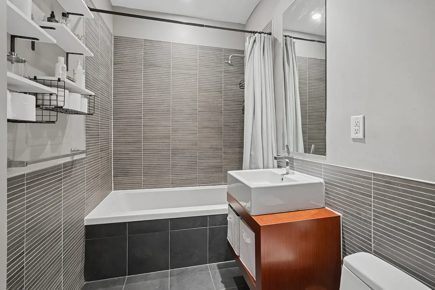 $4,000 | 242 South 1st Street, Unit 2B | Williamsburg