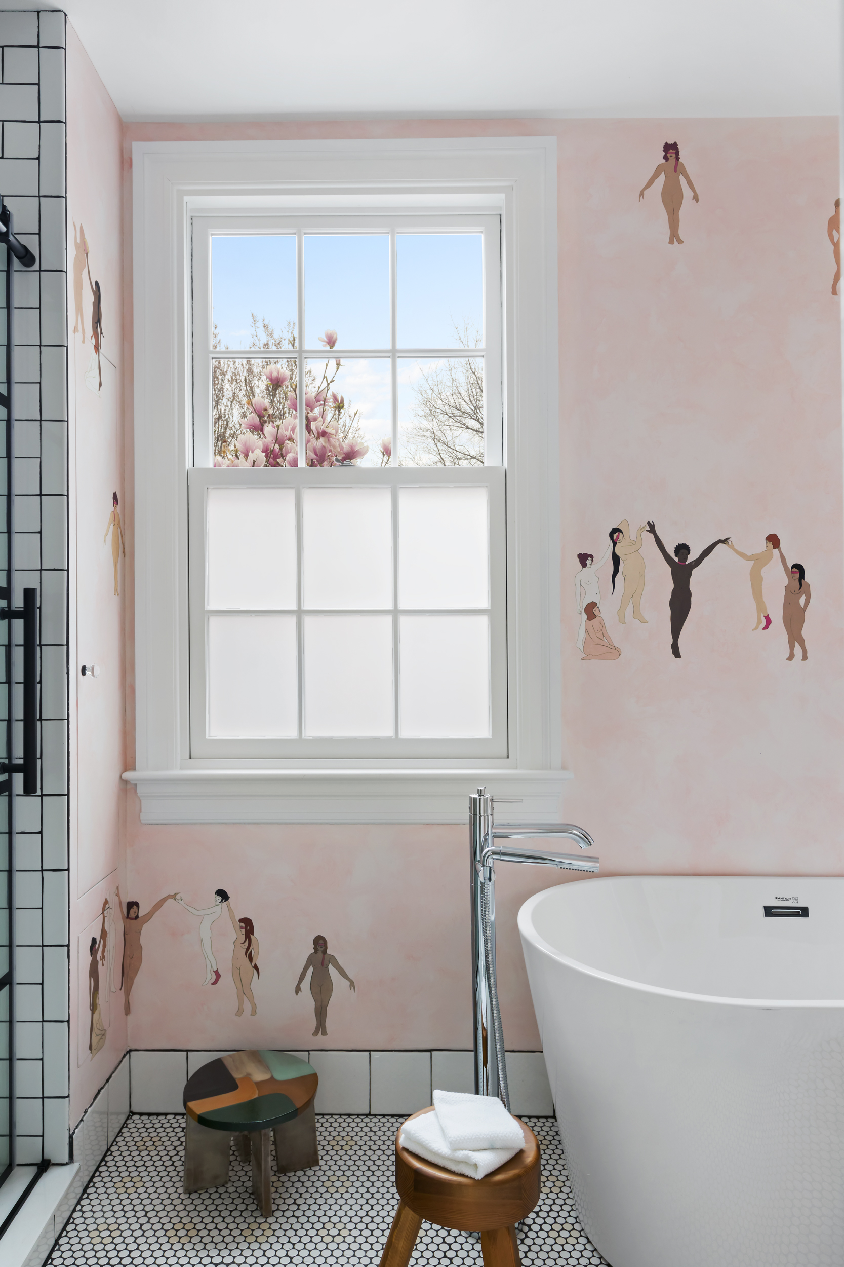 49 Barrow Street Manhattan, NY 10014 - Photo 18 of 25 a bathroom with a sink and bathtub