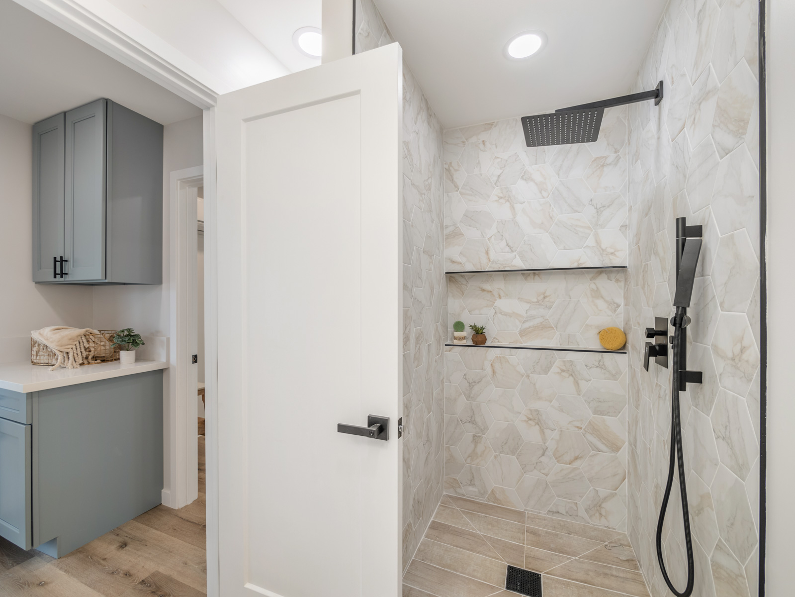 45-561 Paleka Road, Unit C Kaneohe, HI 96744 - Photo 21 of 27 a bathroom with a shower