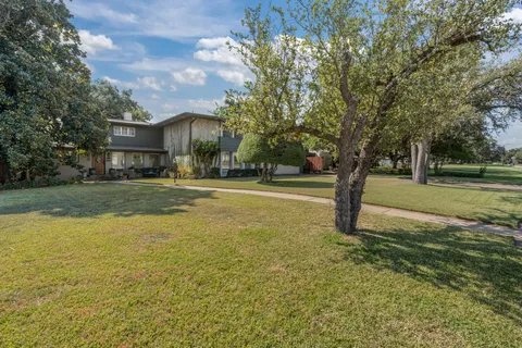 a view of a yard in front of the house