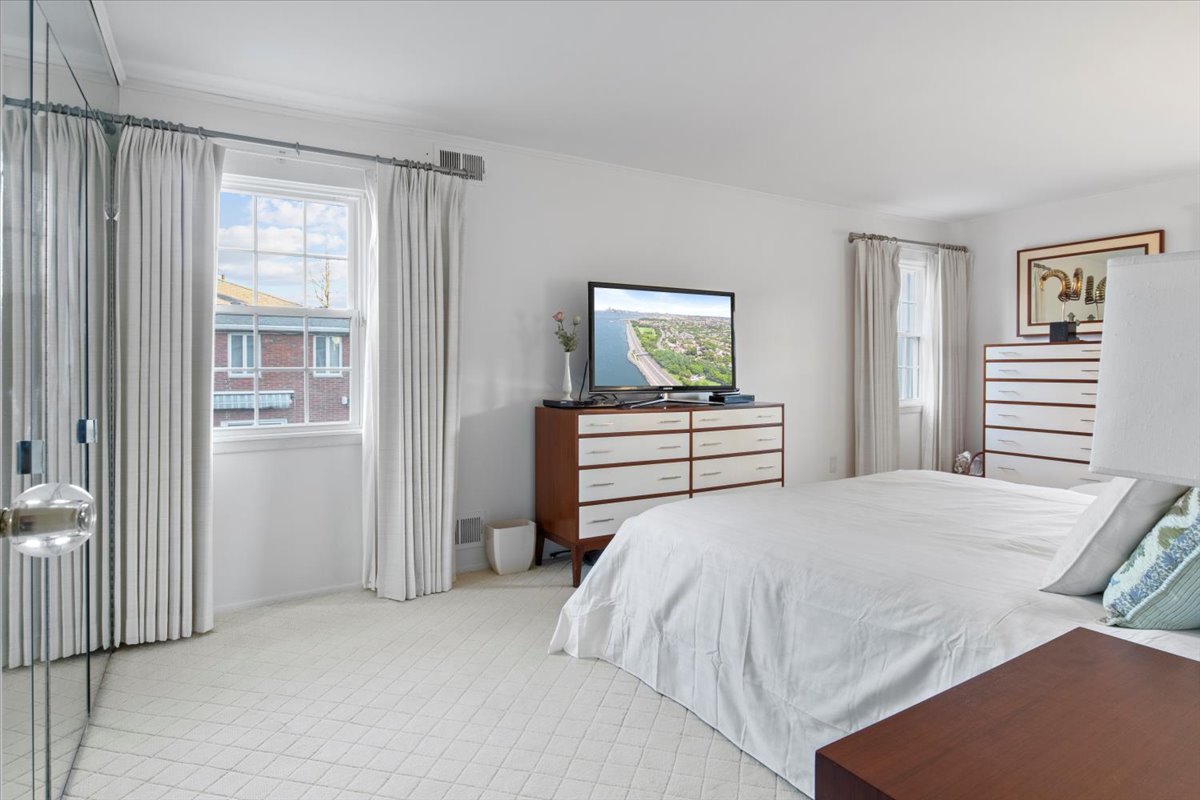 36 Shore Rd Lane Brooklyn, NY 11209 - Photo 18 of 34