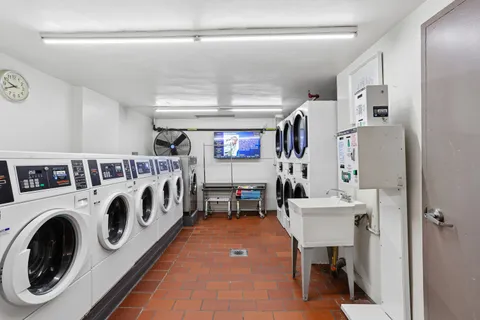 $495,000 | 330 East 49th Street, Unit 7M | Midtown East