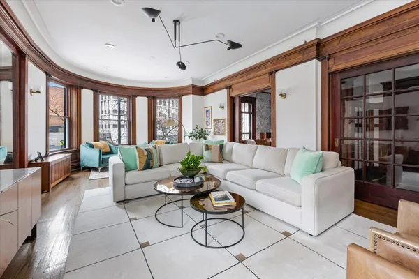 $1,200,000 | 457 West Fullerton Parkway, Unit 2W, Chicago, IL 60614