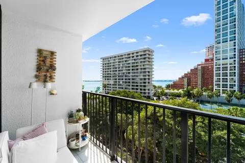 $499,000 | 1450 Brickell Bay Drive, Unit 812, Miami, FL 33131