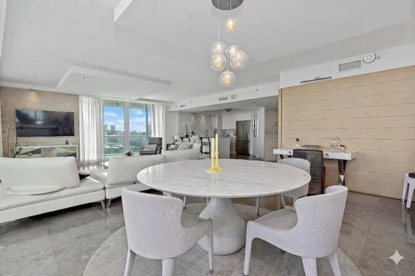 $3,900,000 | 10 Venetian Way, Unit 804, Miami Beach, FL 33139