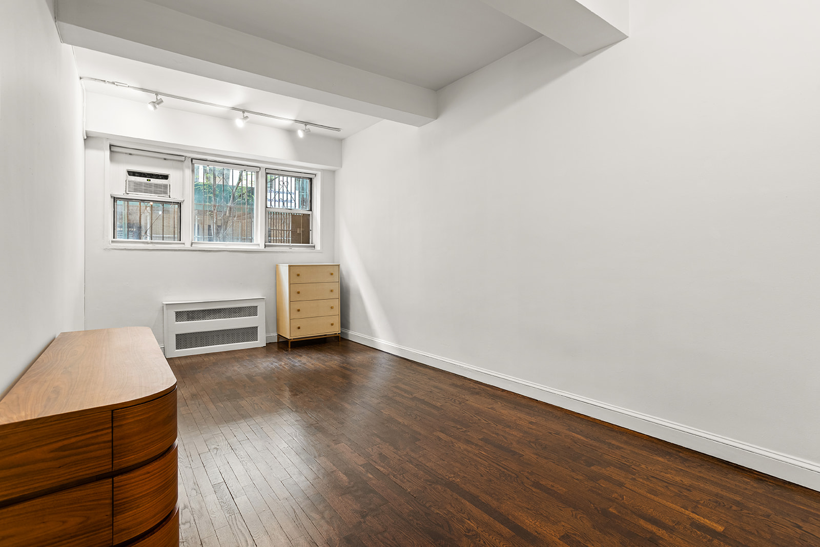 180 Thompson Street, Unit LE Manhattan, NY 10012 - Photo 3 of 10 Gallery Image 3