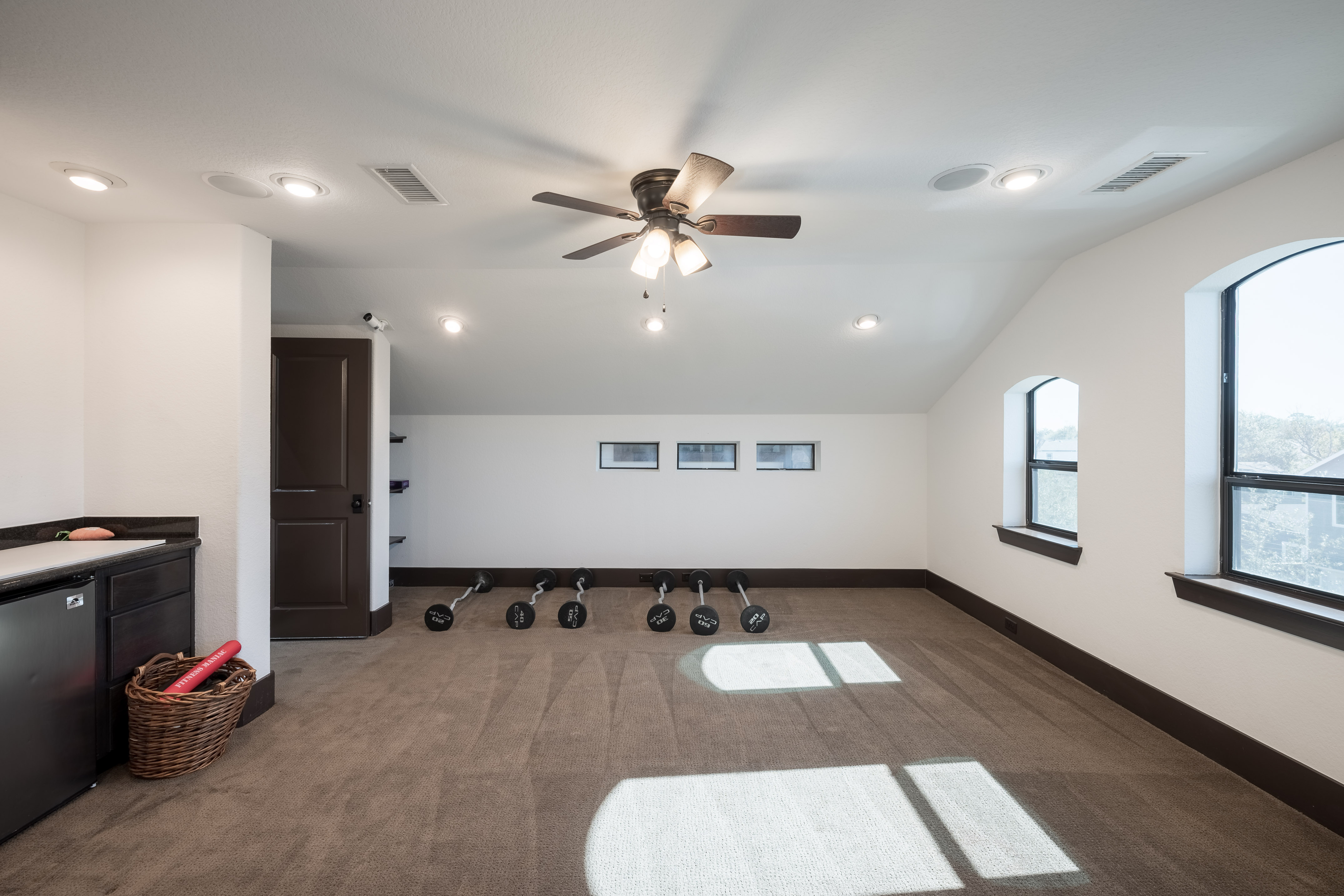 406 Fenn Street Houston, TX 77018 - Photo 20 of 33 a very nice looking room with a large window